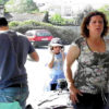 NODAR.00116 - Viseu: Largo da Feira - Vendedores de roupa desmontam a sua tenda